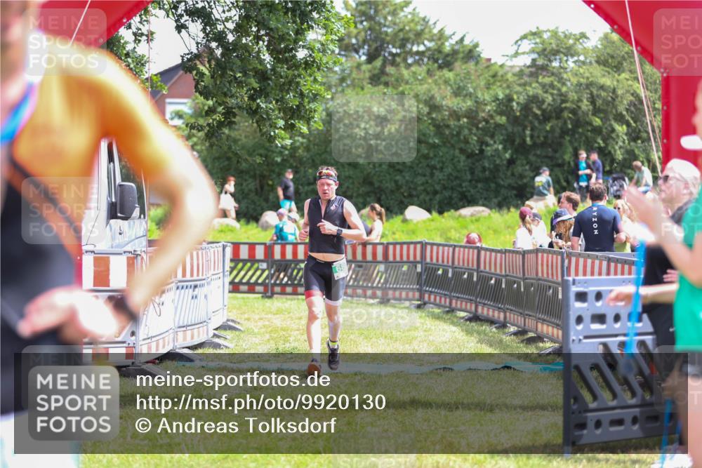 21.06.2026 - 29. Vierlanden-Triathlon Andreas Tolksdorf http://msf.ph/oto/9920130 21.06.2026 13:04:49 Ziel 682 meine-sportfotos.de
