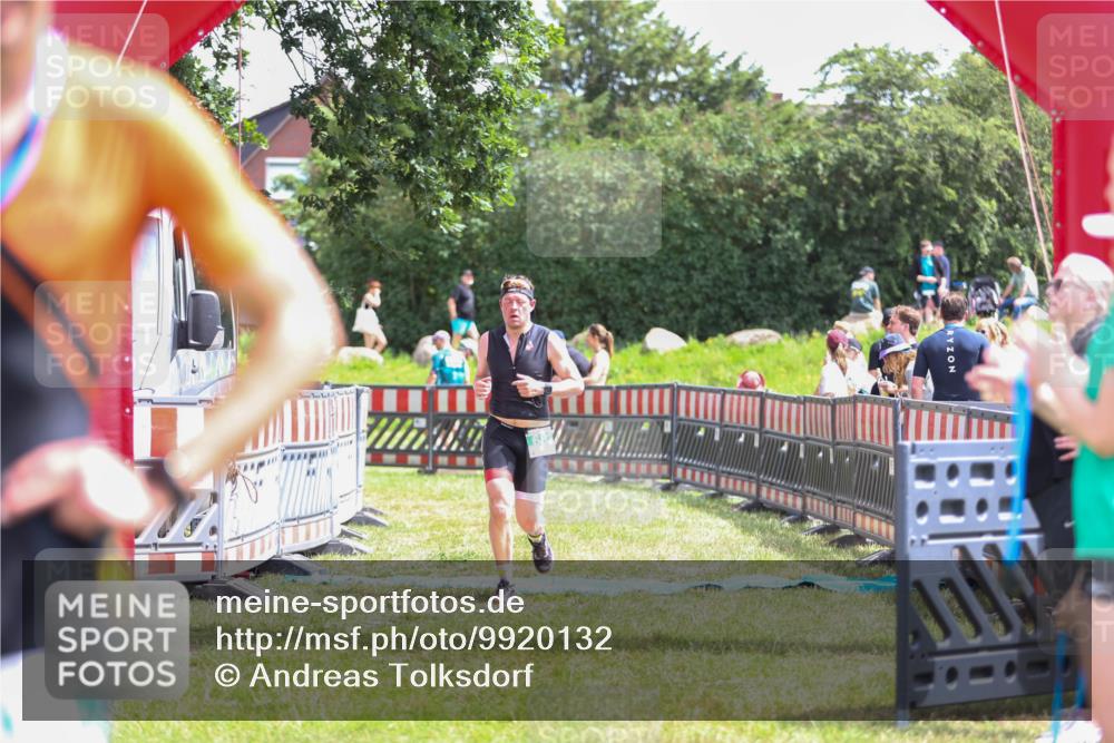 21.06.2026 - 29. Vierlanden-Triathlon Andreas Tolksdorf http://msf.ph/oto/9920132 21.06.2026 13:04:49 Ziel 682 meine-sportfotos.de