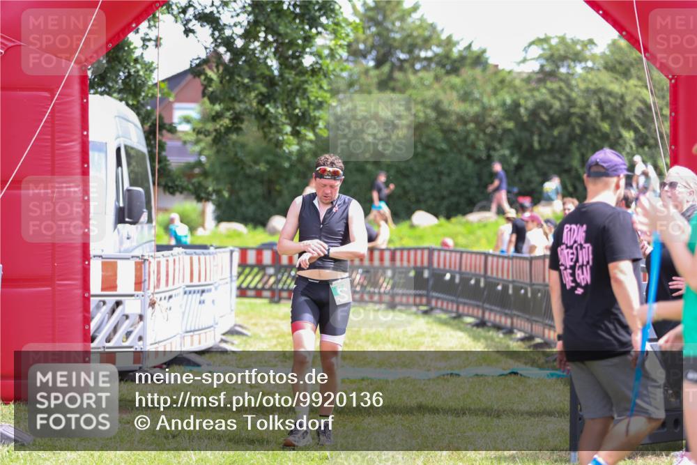 21.06.2026 - 29. Vierlanden-Triathlon Andreas Tolksdorf http://msf.ph/oto/9920136 21.06.2026 13:04:51 Ziel 682 meine-sportfotos.de