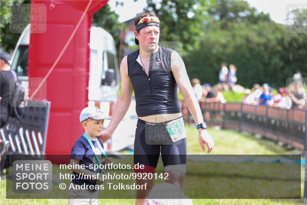 21.06.2026 - 29. Vierlanden-Triathlon Andreas Tolksdorf http://msf.ph/oto/9920142 21.06.2026 13:05:20 Ziel  meine-sportfotos.de