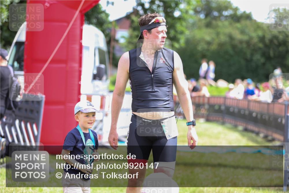 21.06.2026 - 29. Vierlanden-Triathlon Andreas Tolksdorf http://msf.ph/oto/9920147 21.06.2026 13:05:20 Ziel  meine-sportfotos.de