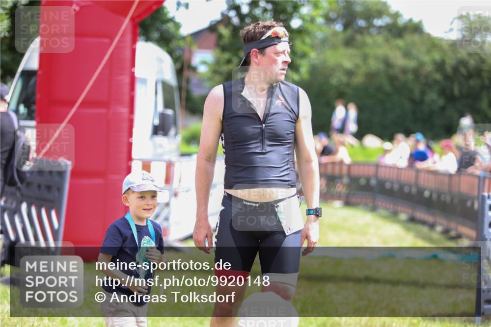 21.06.2026 - 29. Vierlanden-Triathlon Andreas Tolksdorf http://msf.ph/oto/9920148 21.06.2026 13:05:20 Ziel  meine-sportfotos.de