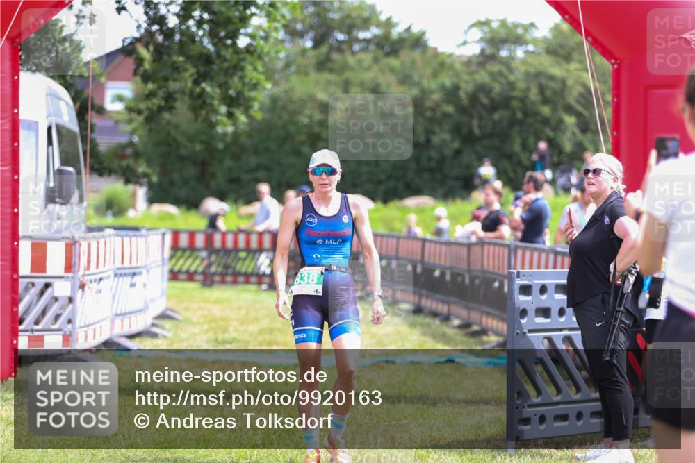 21.06.2026 - 29. Vierlanden-Triathlon Andreas Tolksdorf http://msf.ph/oto/9920163 21.06.2026 13:05:58 Ziel 838 meine-sportfotos.de