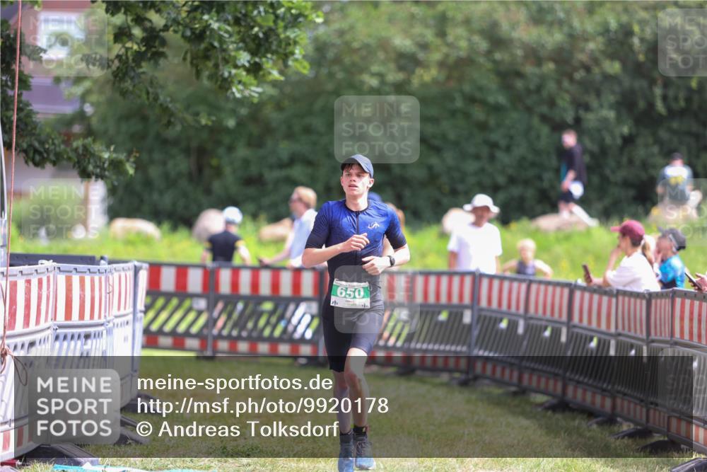 21.06.2026 - 29. Vierlanden-Triathlon Andreas Tolksdorf http://msf.ph/oto/9920178 21.06.2026 13:06:21 Ziel 642, 650 meine-sportfotos.de