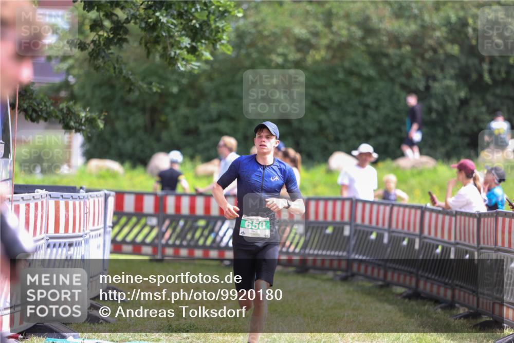 21.06.2026 - 29. Vierlanden-Triathlon Andreas Tolksdorf http://msf.ph/oto/9920180 21.06.2026 13:06:21 Ziel 642, 650 meine-sportfotos.de
