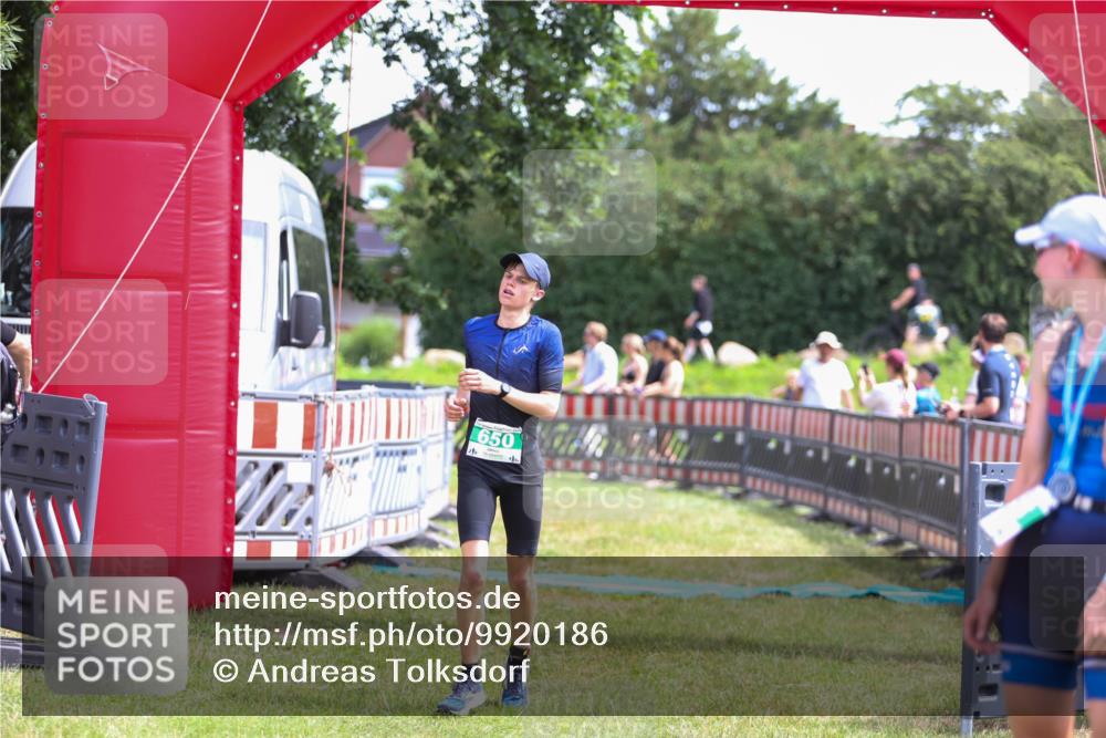 21.06.2026 - 29. Vierlanden-Triathlon Andreas Tolksdorf http://msf.ph/oto/9920186 21.06.2026 13:06:23 Ziel 642, 650 meine-sportfotos.de