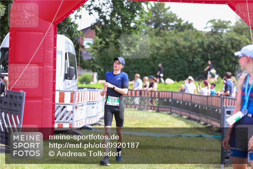 21.06.2026 - 29. Vierlanden-Triathlon Andreas Tolksdorf http://msf.ph/oto/9920187 21.06.2026 13:06:23 Ziel 642, 650 meine-sportfotos.de
