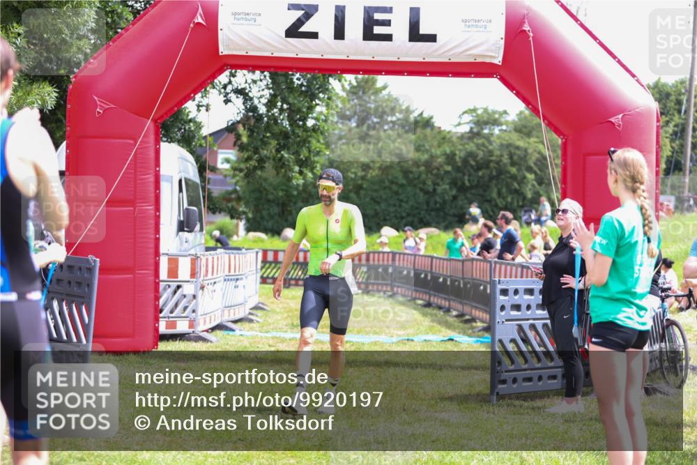 21.06.2026 - 29. Vierlanden-Triathlon Andreas Tolksdorf http://msf.ph/oto/9920197 21.06.2026 13:06:41 Ziel 1358 meine-sportfotos.de