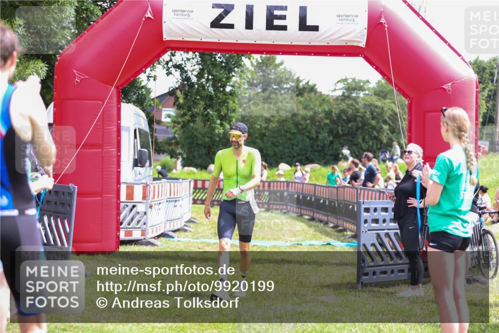 21.06.2026 - 29. Vierlanden-Triathlon Andreas Tolksdorf http://msf.ph/oto/9920199 21.06.2026 13:06:41 Ziel 1358 meine-sportfotos.de