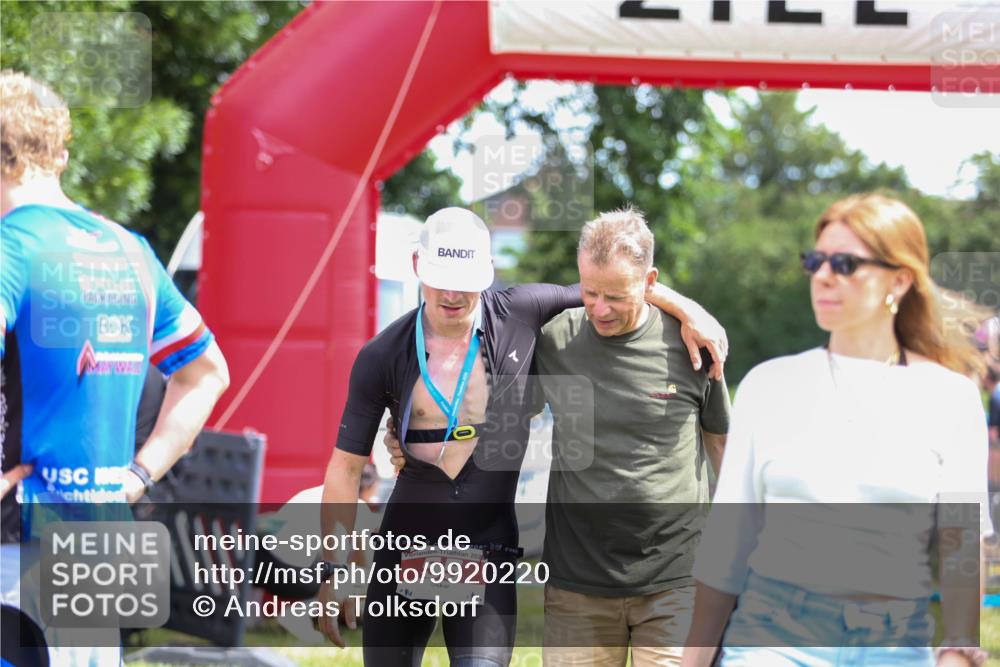 21.06.2026 - 29. Vierlanden-Triathlon Andreas Tolksdorf http://msf.ph/oto/9920220 21.06.2026 13:07:13 Ziel  meine-sportfotos.de
