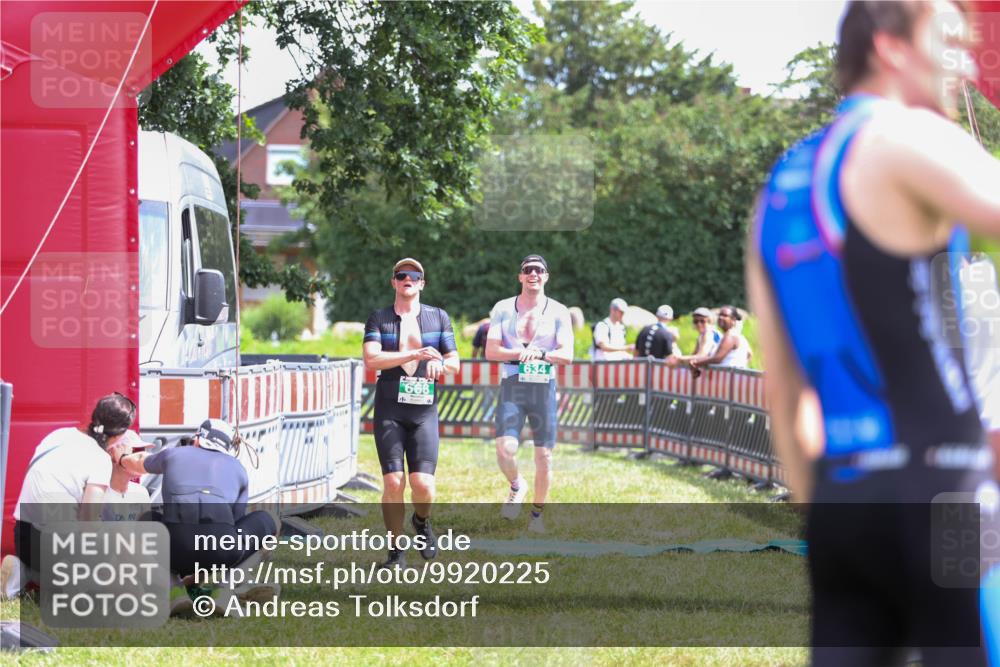 21.06.2026 - 29. Vierlanden-Triathlon Andreas Tolksdorf http://msf.ph/oto/9920225 21.06.2026 13:07:51 Ziel 634, 668 meine-sportfotos.de