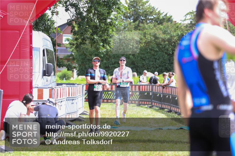 21.06.2026 - 29. Vierlanden-Triathlon Andreas Tolksdorf http://msf.ph/oto/9920227 21.06.2026 13:07:51 Ziel 634, 668 meine-sportfotos.de