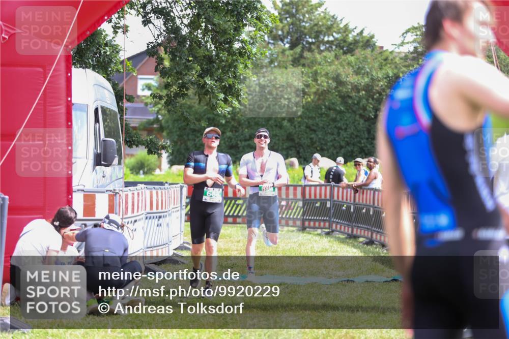 21.06.2026 - 29. Vierlanden-Triathlon Andreas Tolksdorf http://msf.ph/oto/9920229 21.06.2026 13:07:51 Ziel 634, 668 meine-sportfotos.de