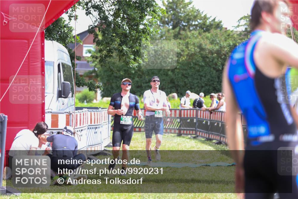 21.06.2026 - 29. Vierlanden-Triathlon Andreas Tolksdorf http://msf.ph/oto/9920231 21.06.2026 13:07:51 Ziel 634, 668 meine-sportfotos.de