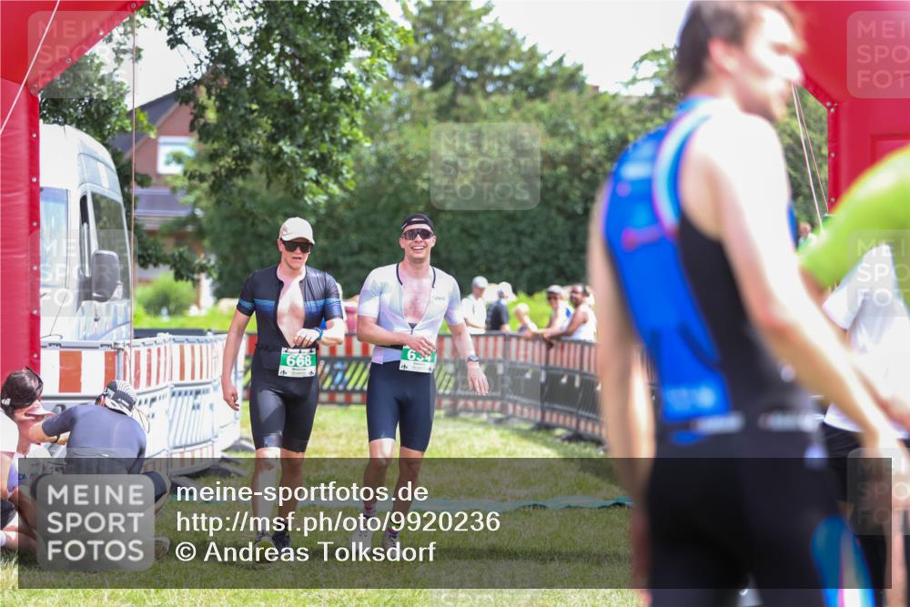 21.06.2026 - 29. Vierlanden-Triathlon Andreas Tolksdorf http://msf.ph/oto/9920236 21.06.2026 13:07:52 Ziel 634, 668 meine-sportfotos.de