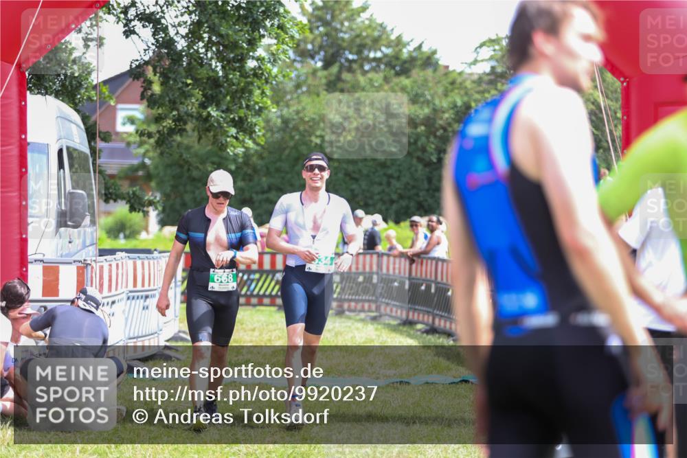 21.06.2026 - 29. Vierlanden-Triathlon Andreas Tolksdorf http://msf.ph/oto/9920237 21.06.2026 13:07:52 Ziel 634, 668 meine-sportfotos.de