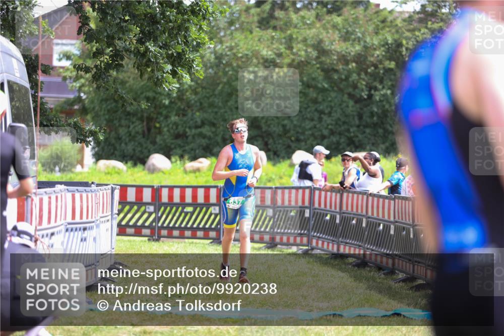 21.06.2026 - 29. Vierlanden-Triathlon Andreas Tolksdorf http://msf.ph/oto/9920238 21.06.2026 13:08:03 Ziel 637 meine-sportfotos.de