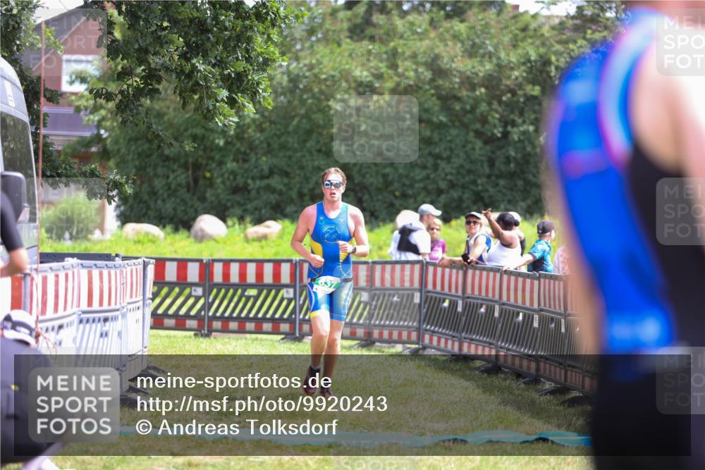 21.06.2026 - 29. Vierlanden-Triathlon Andreas Tolksdorf http://msf.ph/oto/9920243 21.06.2026 13:08:03 Ziel 637 meine-sportfotos.de
