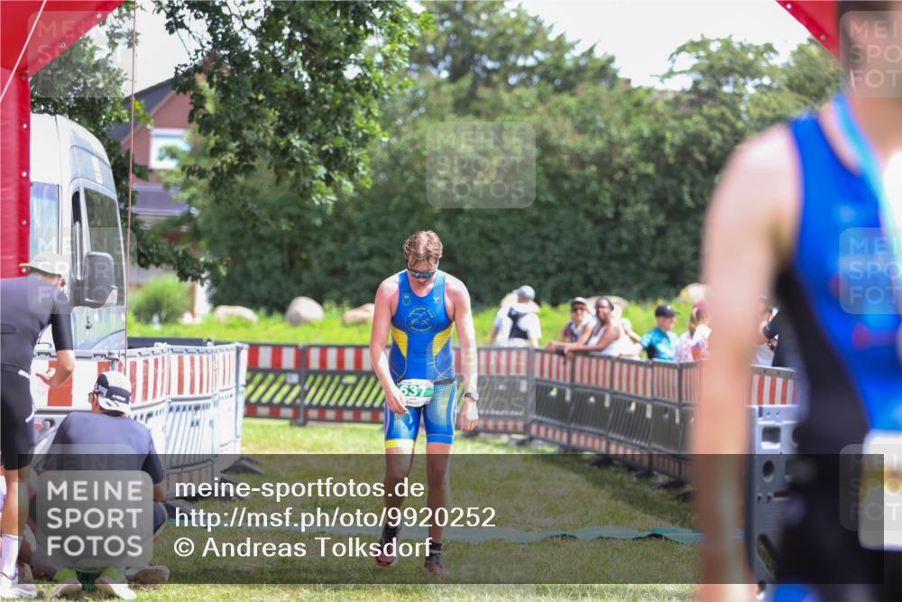 21.06.2026 - 29. Vierlanden-Triathlon Andreas Tolksdorf http://msf.ph/oto/9920252 21.06.2026 13:08:07 Ziel 637 meine-sportfotos.de
