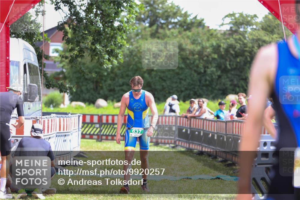 21.06.2026 - 29. Vierlanden-Triathlon Andreas Tolksdorf http://msf.ph/oto/9920257 21.06.2026 13:08:07 Ziel 637 meine-sportfotos.de