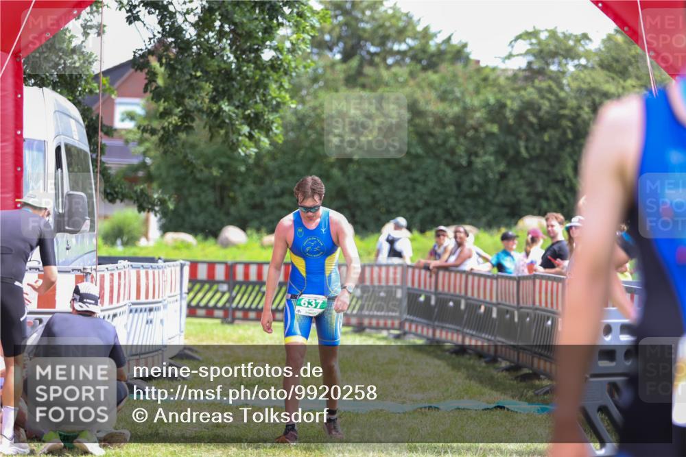 21.06.2026 - 29. Vierlanden-Triathlon Andreas Tolksdorf http://msf.ph/oto/9920258 21.06.2026 13:08:07 Ziel 637 meine-sportfotos.de