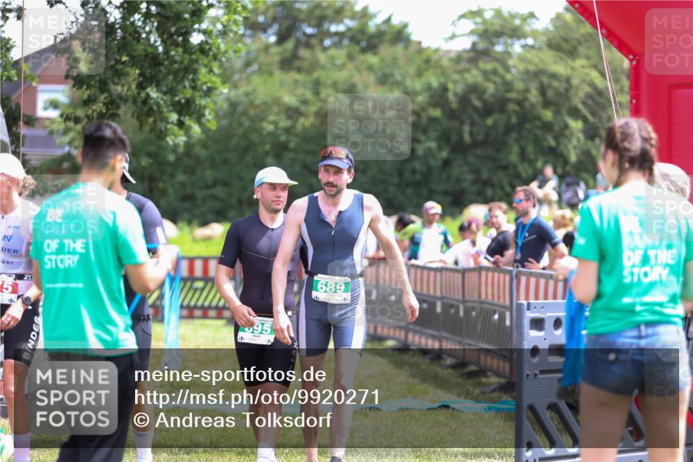 21.06.2026 - 29. Vierlanden-Triathlon Andreas Tolksdorf http://msf.ph/oto/9920271 21.06.2026 13:08:28 Ziel 147, 689, 695 meine-sportfotos.de