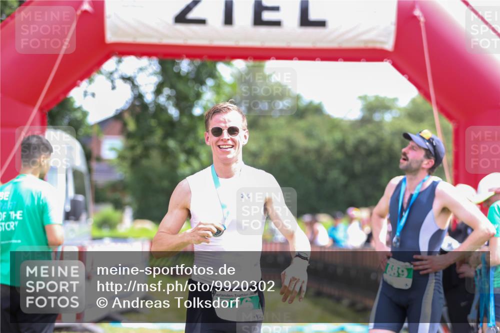 21.06.2026 - 29. Vierlanden-Triathlon Andreas Tolksdorf http://msf.ph/oto/9920302 21.06.2026 13:08:50 Ziel 173, 712, 726 meine-sportfotos.de