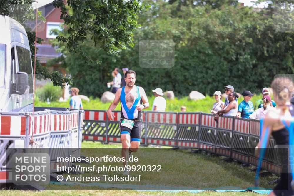 21.06.2026 - 29. Vierlanden-Triathlon Andreas Tolksdorf http://msf.ph/oto/9920322 21.06.2026 13:09:37 Ziel 691 meine-sportfotos.de