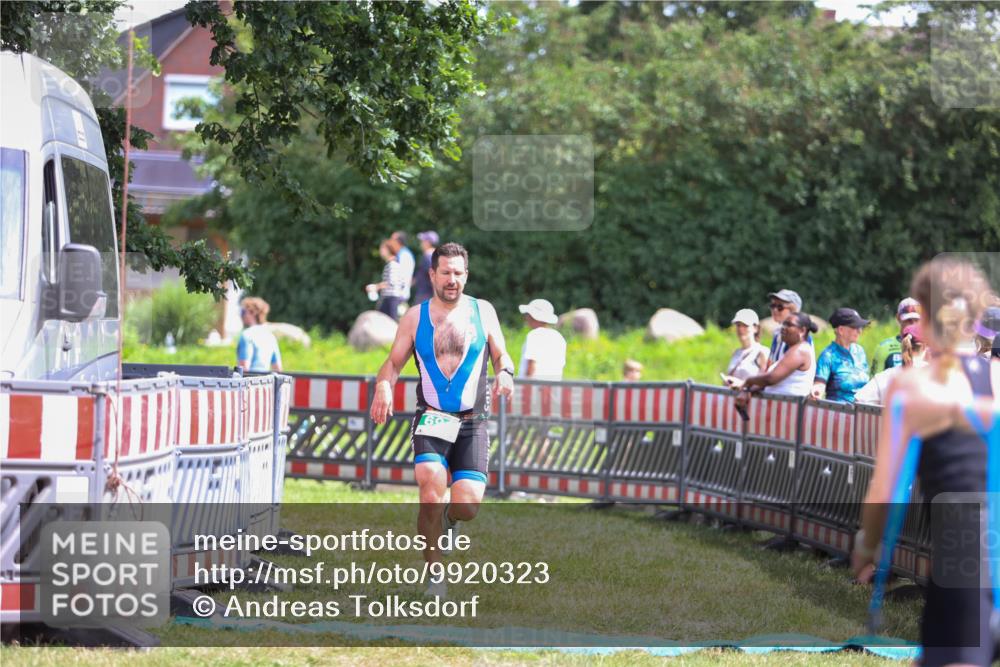 21.06.2026 - 29. Vierlanden-Triathlon Andreas Tolksdorf http://msf.ph/oto/9920323 21.06.2026 13:09:37 Ziel 691 meine-sportfotos.de