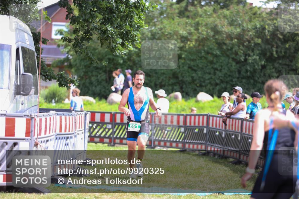 21.06.2026 - 29. Vierlanden-Triathlon Andreas Tolksdorf http://msf.ph/oto/9920325 21.06.2026 13:09:37 Ziel 691 meine-sportfotos.de