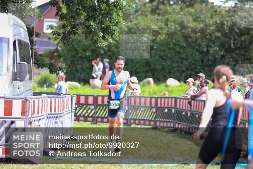 21.06.2026 - 29. Vierlanden-Triathlon Andreas Tolksdorf http://msf.ph/oto/9920327 21.06.2026 13:09:37 Ziel 691 meine-sportfotos.de