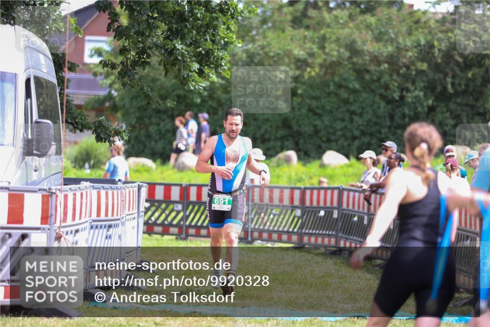 21.06.2026 - 29. Vierlanden-Triathlon Andreas Tolksdorf http://msf.ph/oto/9920328 21.06.2026 13:09:37 Ziel 691 meine-sportfotos.de