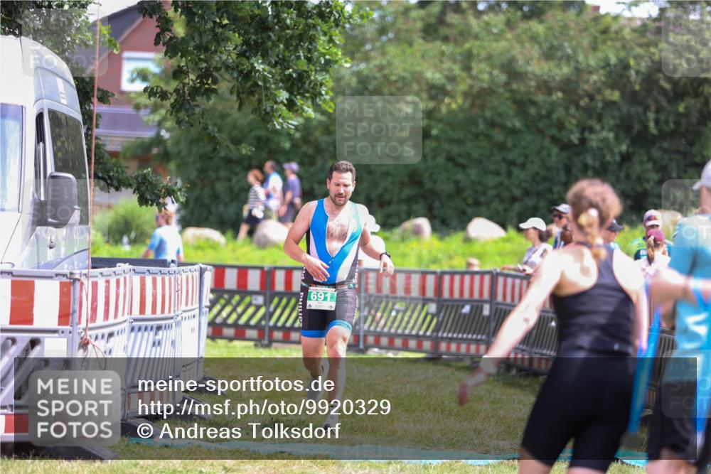 21.06.2026 - 29. Vierlanden-Triathlon Andreas Tolksdorf http://msf.ph/oto/9920329 21.06.2026 13:09:37 Ziel 691 meine-sportfotos.de