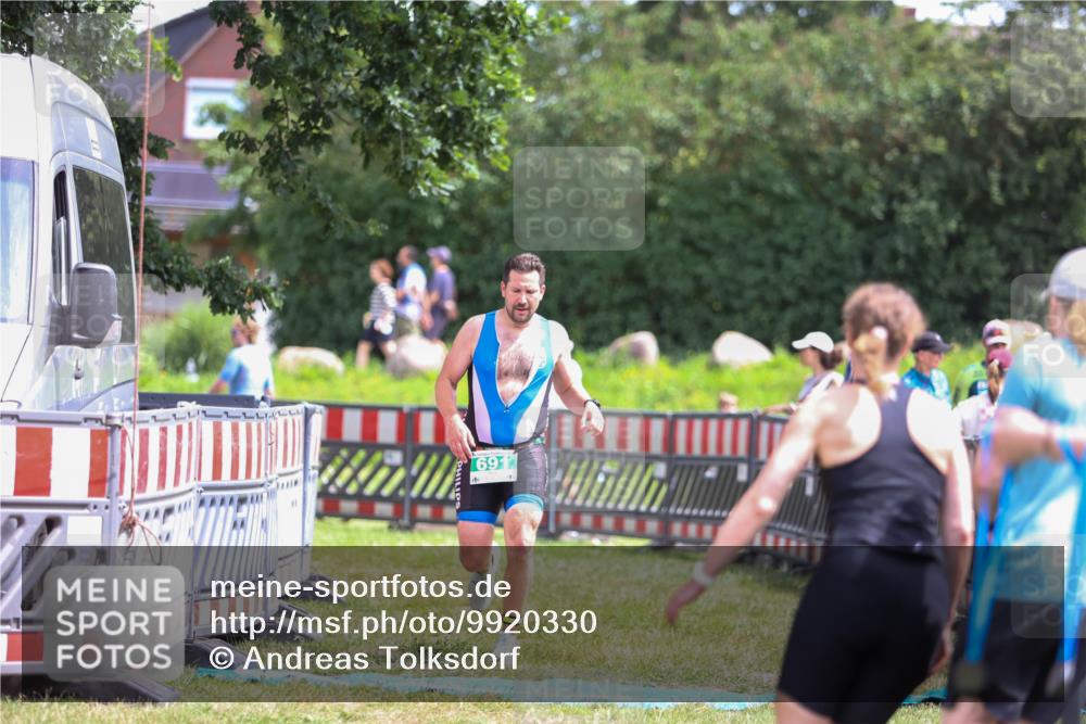 21.06.2026 - 29. Vierlanden-Triathlon Andreas Tolksdorf http://msf.ph/oto/9920330 21.06.2026 13:09:37 Ziel 691 meine-sportfotos.de