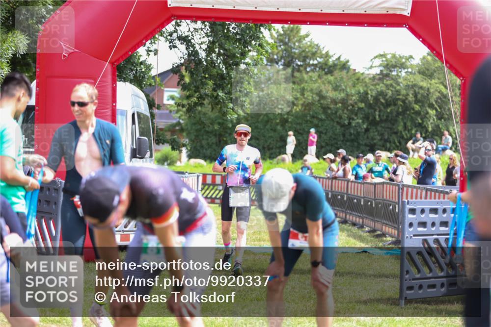 21.06.2026 - 29. Vierlanden-Triathlon Andreas Tolksdorf http://msf.ph/oto/9920337 21.06.2026 13:10:18 Ziel 703, 805 meine-sportfotos.de