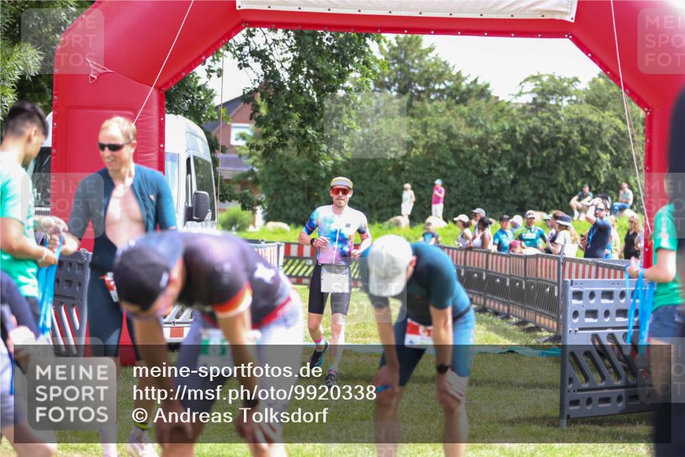 21.06.2026 - 29. Vierlanden-Triathlon Andreas Tolksdorf http://msf.ph/oto/9920338 21.06.2026 13:10:18 Ziel 703, 805 meine-sportfotos.de
