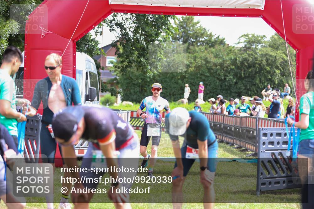 21.06.2026 - 29. Vierlanden-Triathlon Andreas Tolksdorf http://msf.ph/oto/9920339 21.06.2026 13:10:18 Ziel 703, 805 meine-sportfotos.de