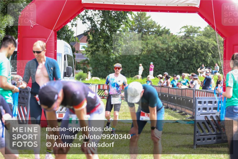 21.06.2026 - 29. Vierlanden-Triathlon Andreas Tolksdorf http://msf.ph/oto/9920340 21.06.2026 13:10:18 Ziel 703, 805 meine-sportfotos.de