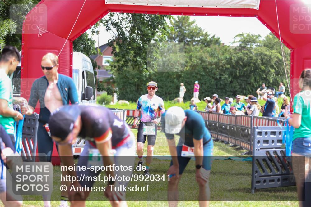 21.06.2026 - 29. Vierlanden-Triathlon Andreas Tolksdorf http://msf.ph/oto/9920341 21.06.2026 13:10:18 Ziel 703, 805 meine-sportfotos.de