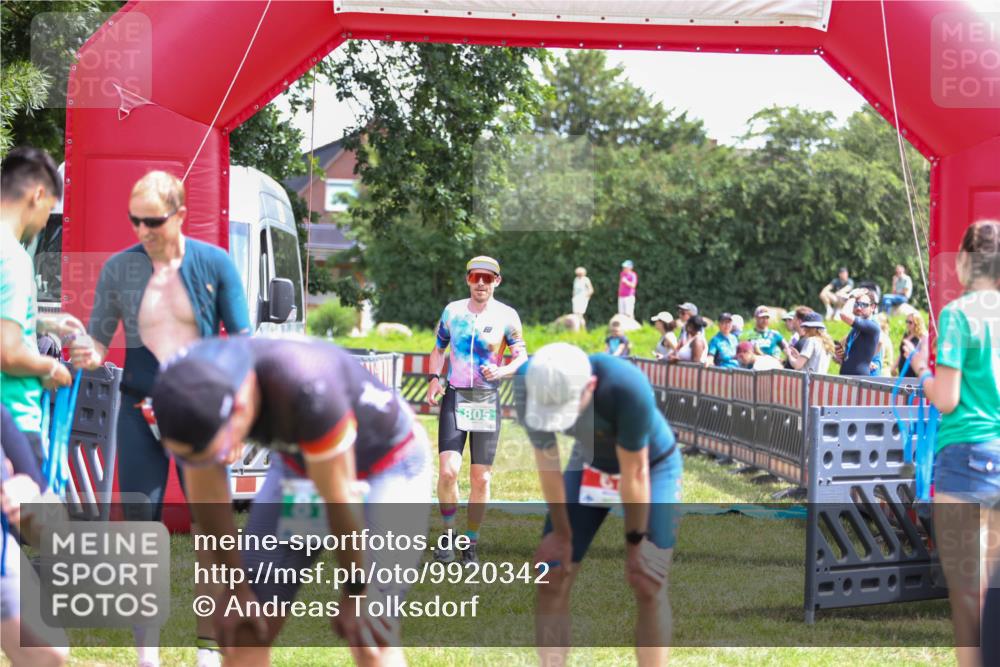 21.06.2026 - 29. Vierlanden-Triathlon Andreas Tolksdorf http://msf.ph/oto/9920342 21.06.2026 13:10:18 Ziel 703, 805 meine-sportfotos.de