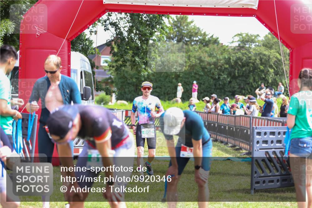 21.06.2026 - 29. Vierlanden-Triathlon Andreas Tolksdorf http://msf.ph/oto/9920346 21.06.2026 13:10:18 Ziel 703, 805 meine-sportfotos.de