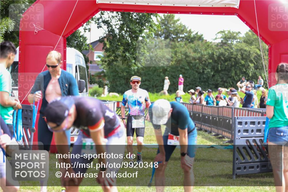 21.06.2026 - 29. Vierlanden-Triathlon Andreas Tolksdorf http://msf.ph/oto/9920348 21.06.2026 13:10:18 Ziel 703, 805 meine-sportfotos.de
