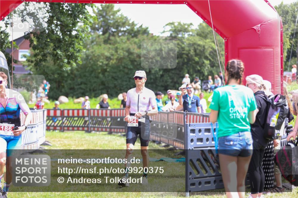 21.06.2026 - 29. Vierlanden-Triathlon Andreas Tolksdorf http://msf.ph/oto/9920375 21.06.2026 13:11:01 Ziel 154 meine-sportfotos.de