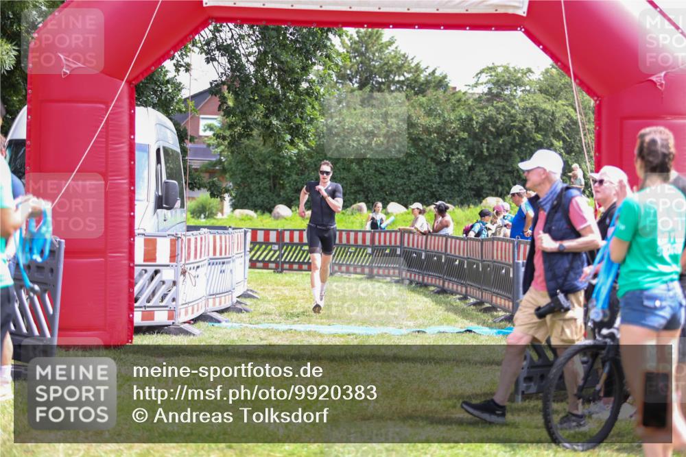 21.06.2026 - 29. Vierlanden-Triathlon Andreas Tolksdorf http://msf.ph/oto/9920383 21.06.2026 13:11:55 Ziel 745 meine-sportfotos.de