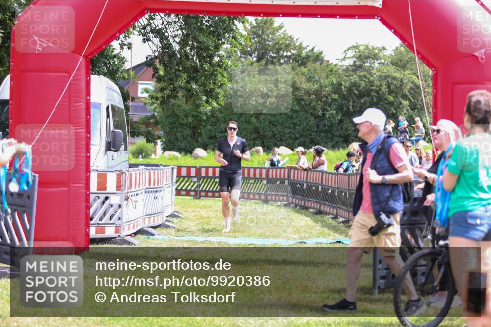 21.06.2026 - 29. Vierlanden-Triathlon Andreas Tolksdorf http://msf.ph/oto/9920386 21.06.2026 13:11:55 Ziel 745 meine-sportfotos.de