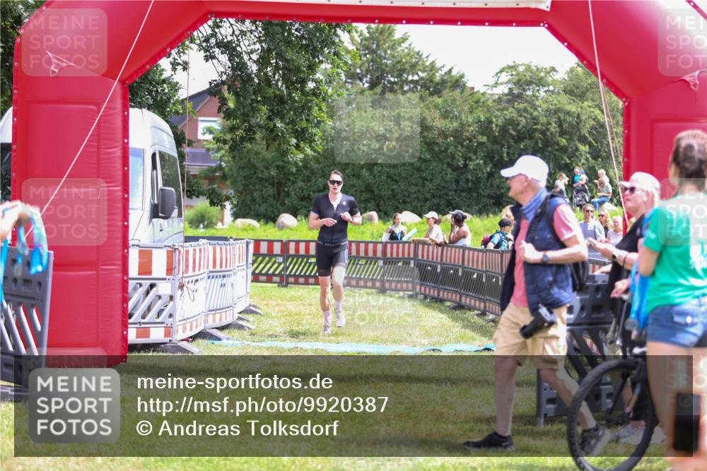 21.06.2026 - 29. Vierlanden-Triathlon Andreas Tolksdorf http://msf.ph/oto/9920387 21.06.2026 13:11:55 Ziel 745 meine-sportfotos.de