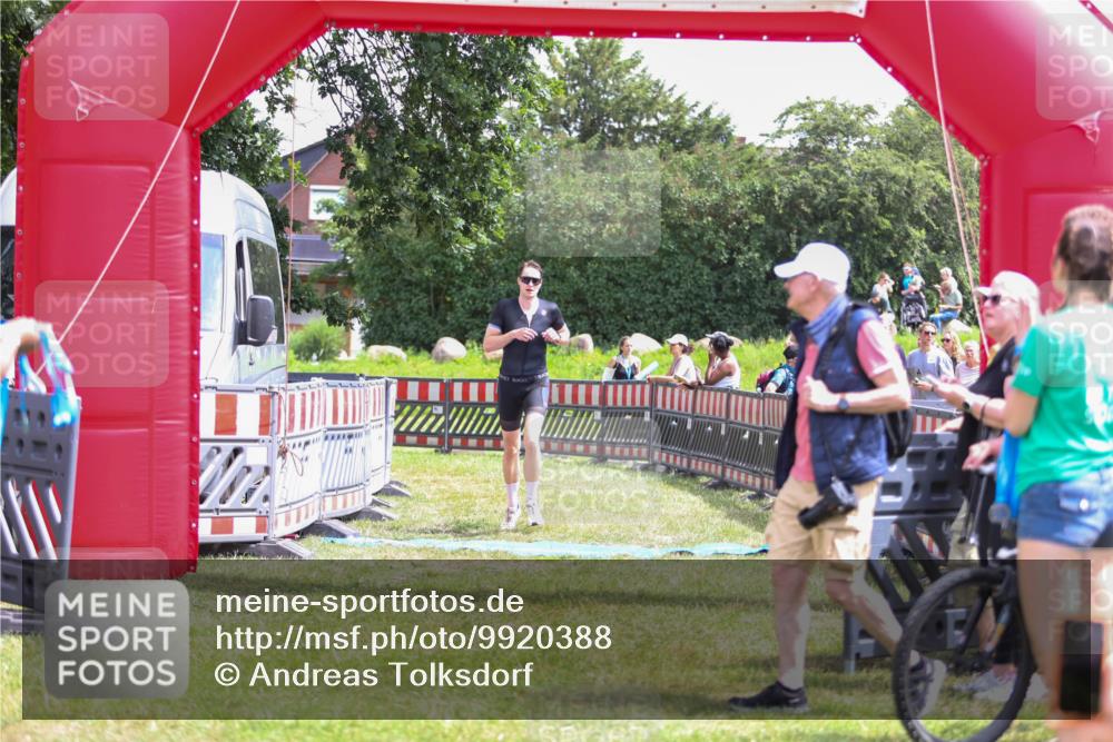 21.06.2026 - 29. Vierlanden-Triathlon Andreas Tolksdorf http://msf.ph/oto/9920388 21.06.2026 13:11:55 Ziel 745 meine-sportfotos.de