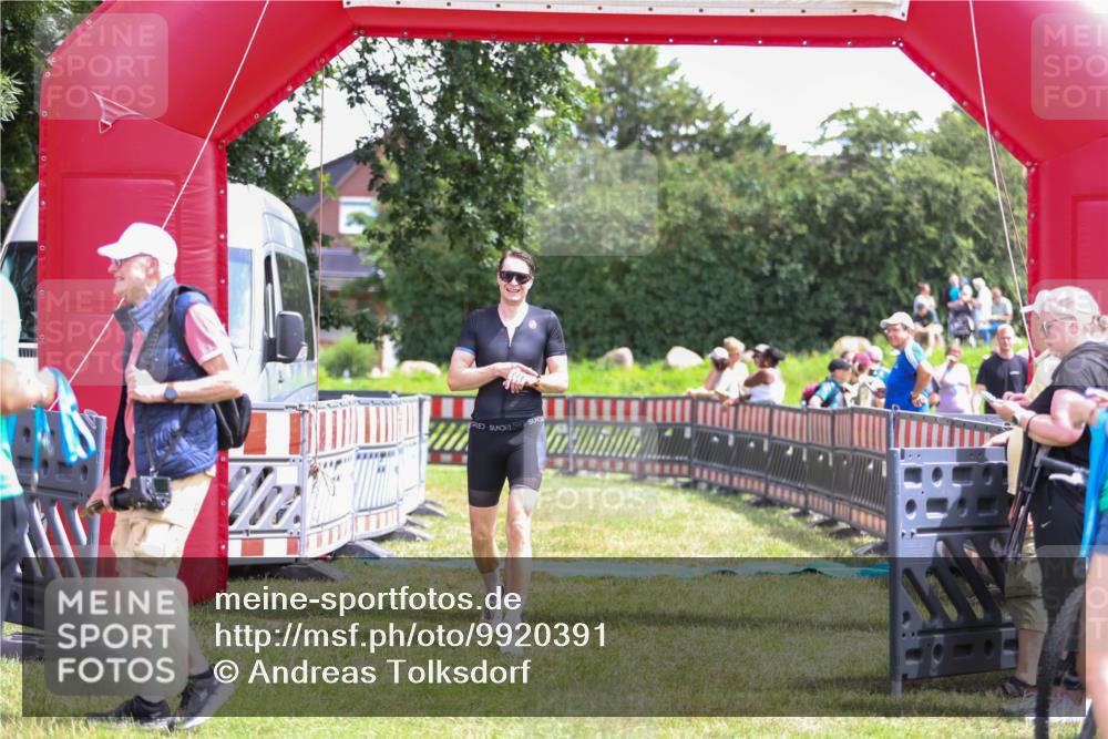 21.06.2026 - 29. Vierlanden-Triathlon Andreas Tolksdorf http://msf.ph/oto/9920391 21.06.2026 13:11:58 Ziel 745 meine-sportfotos.de