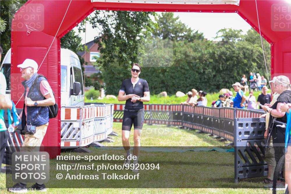 21.06.2026 - 29. Vierlanden-Triathlon Andreas Tolksdorf http://msf.ph/oto/9920394 21.06.2026 13:11:58 Ziel 745 meine-sportfotos.de