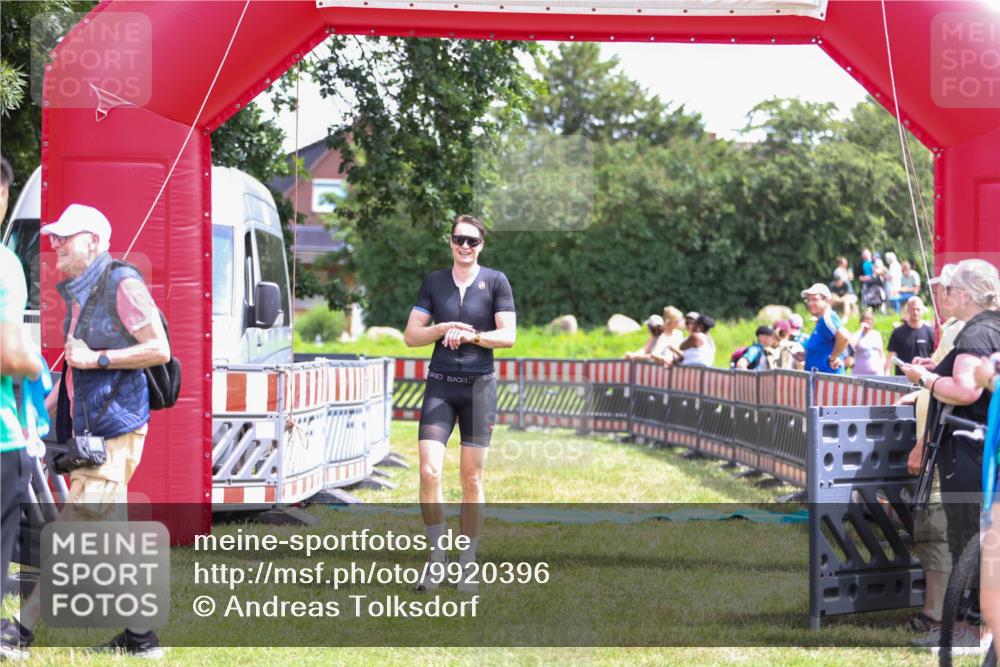 21.06.2026 - 29. Vierlanden-Triathlon Andreas Tolksdorf http://msf.ph/oto/9920396 21.06.2026 13:11:58 Ziel 745 meine-sportfotos.de